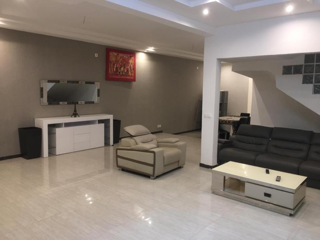 Saly - Villa Kage 6 Chambres -Clim-Wifi-Eau Chaude-Billard-Babyfoot-Ping Pong-Canal - Electricite Non Comprise 外观 照片