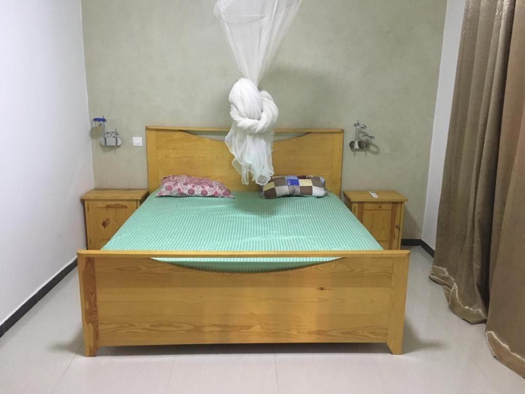 Saly - Villa Kage 6 Chambres -Clim-Wifi-Eau Chaude-Billard-Babyfoot-Ping Pong-Canal - Electricite Non Comprise 外观 照片