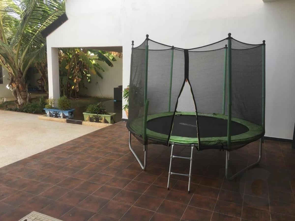 Saly - Villa Kage 6 Chambres -Clim-Wifi-Eau Chaude-Billard-Babyfoot-Ping Pong-Canal - Electricite Non Comprise 外观 照片